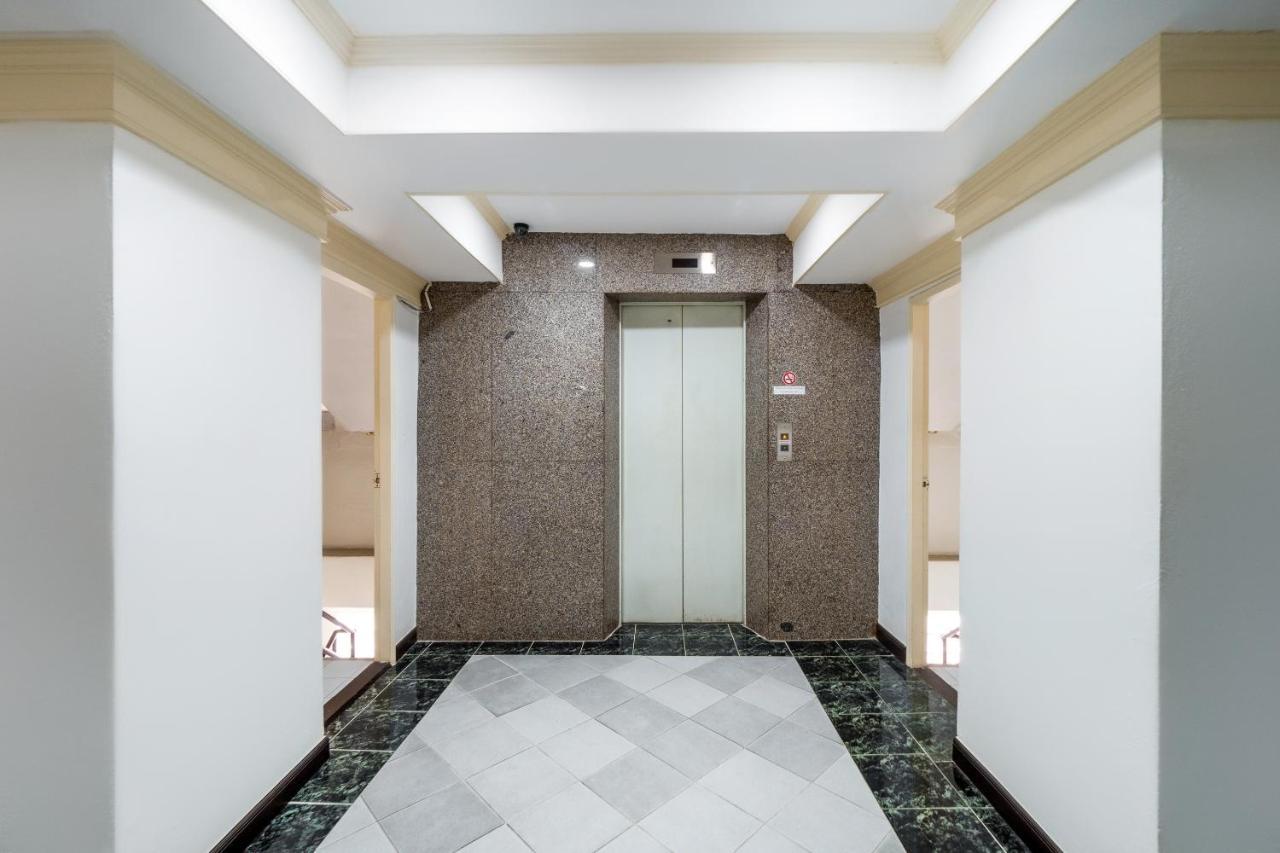 Oyo 1042 Boon'S Residence Банкок Екстериор снимка